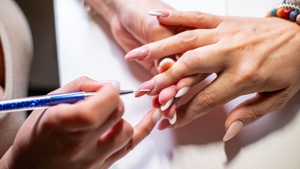 Obtenez des ongles parfaits : Guide étape par étape pour la pose de capsules - Mode Reine