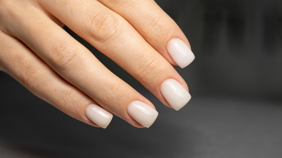 Ongles carrés courts : La tendance chic et pratique pour des mains impeccables - Mode Reine