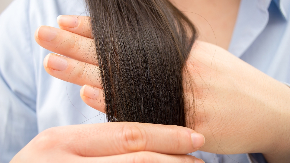 Guide complet sur l'utilisation des huiles pour cheveux secs - Mode Reine