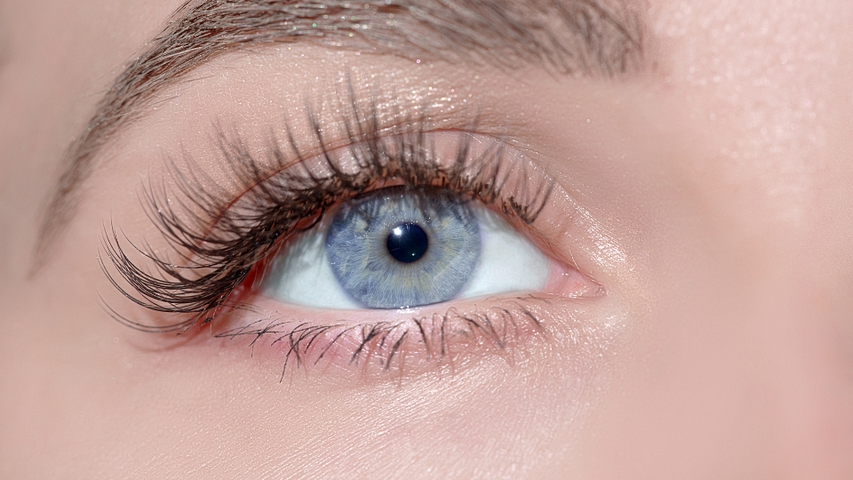 Maquillage des yeux bleus : Astuces pour sublimer votre regard